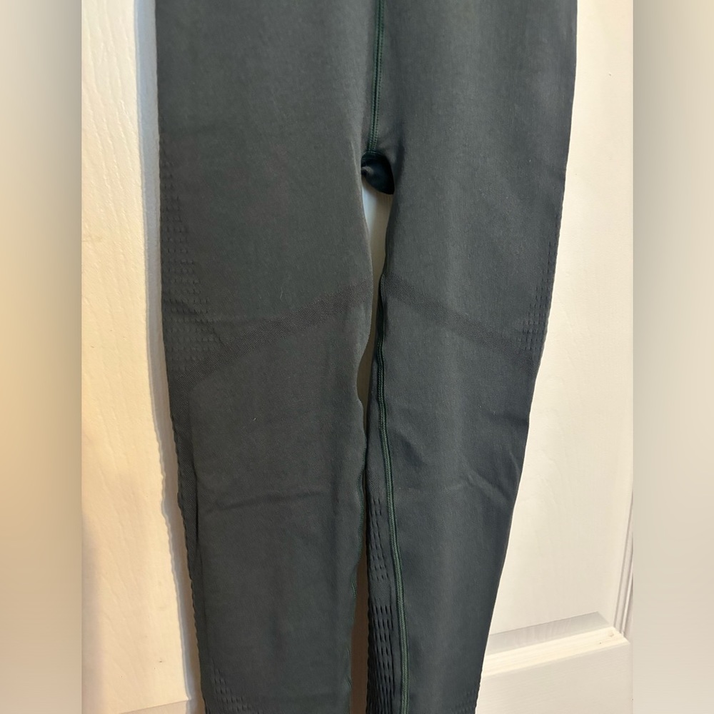 Fabletics Women's Military Green Leggin Size Large - Picture 9 of 10